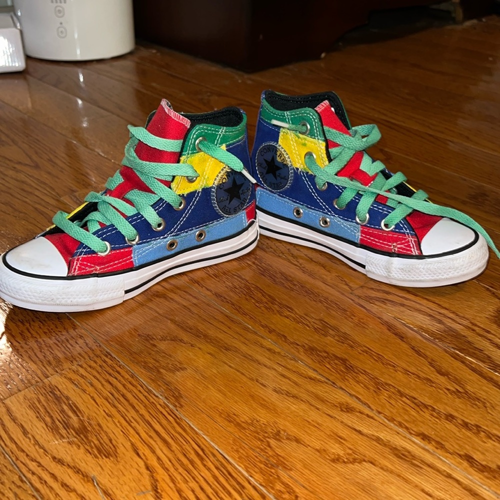 Used big kids chucks! Great print for the summer days! Size 11US